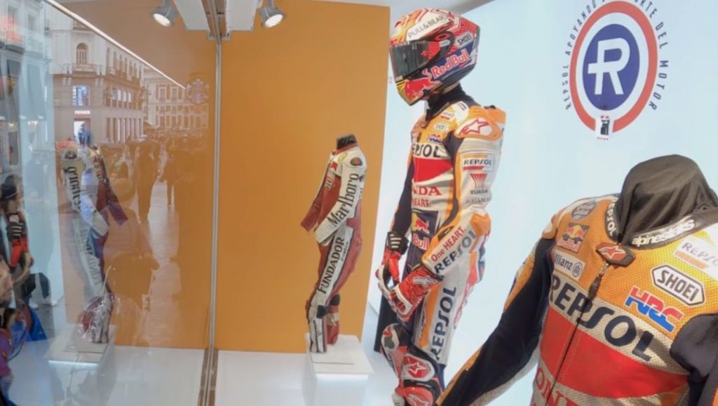 Aksi Marc Marquez 'Ngeprank' Penggemar dengan Menjadi Manekin Ini Mengejutkan Semua Orang! 2 Manekin Marc Marquez prank