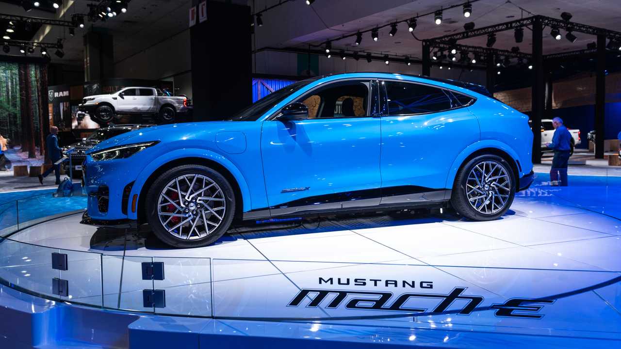 Ford Siap Produksi Mustang Listrik Paling Kekar ! 2 ford mustang mach e gt live image