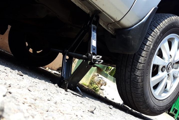 Dongkrak Agya-Ayla Ternyata 'Dipindah' ke Kolong Kursi Depan ! 2 dongkrak mobil 2