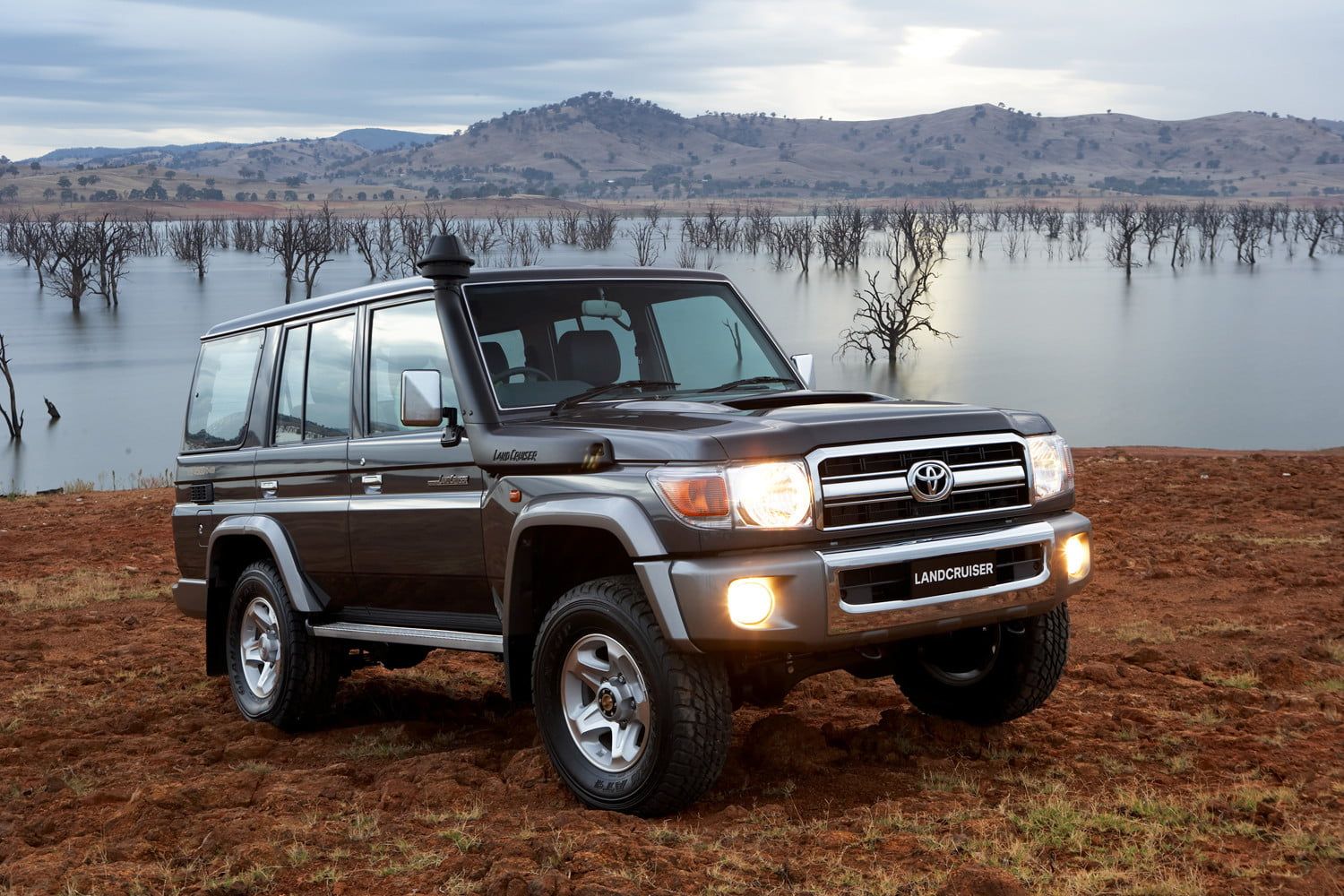 Toyota Land Cruiser Ini Masih Diproduksi Sampai Sekarang ! 3 2007 toyota landcruiser 76 wagon gxl digitaltrends