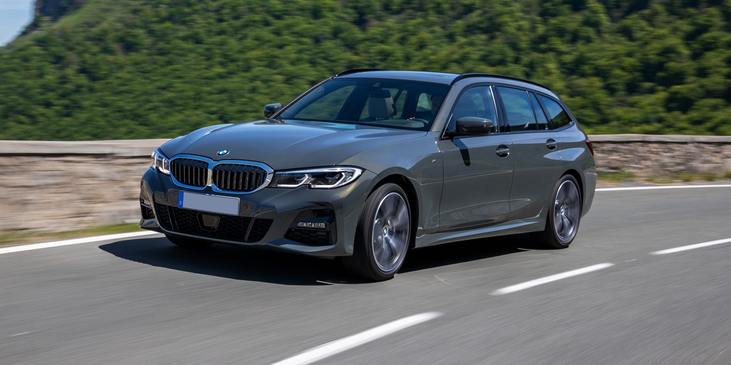 BMW Bawa Model 320i Touring M Sport ke Indonesia 2 3 Series Touring driving front 3 scaled