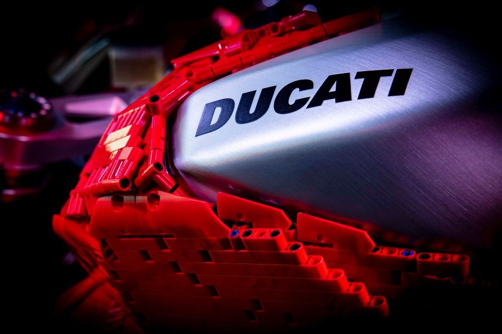 Skala 1:1 Ducati Panigale V4R dari 15.000 Keping Lego, Dipamerkan di Sirkuit Modena 4 Ducati Panigale V4R Lego-