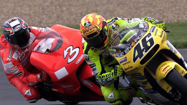 5 Rival Valentino Rossi Paling Kontroversial, Biaggi Paling Sportif! 2 Max Biaggi vs Valentino Rossi- Jepang 2001