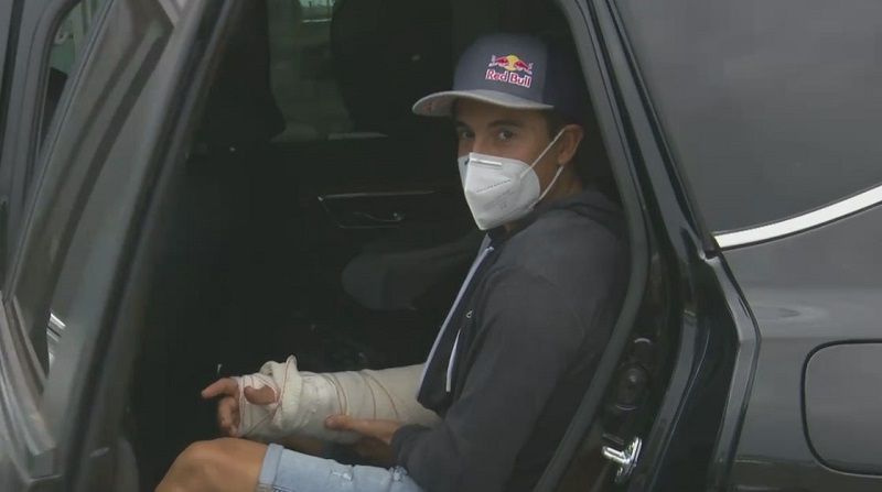 Dengan Jet Pribadi Marquez Pulang - Pergi ke Rumah Sakit 3 Marc Marquez Pulang