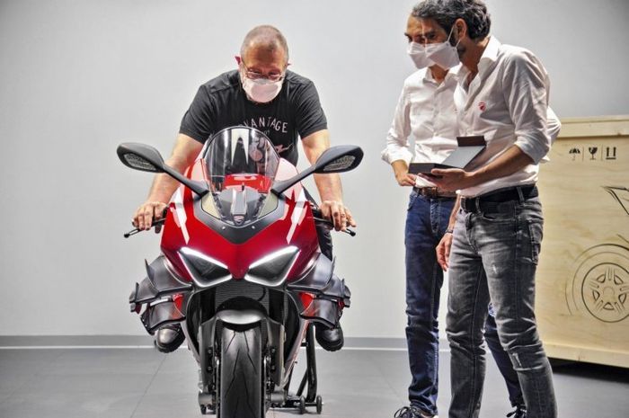 Ducati Serahkan Unit Pertama Superleggera V4 Kepada Konsumennya 2 ducati superleggera v4 first