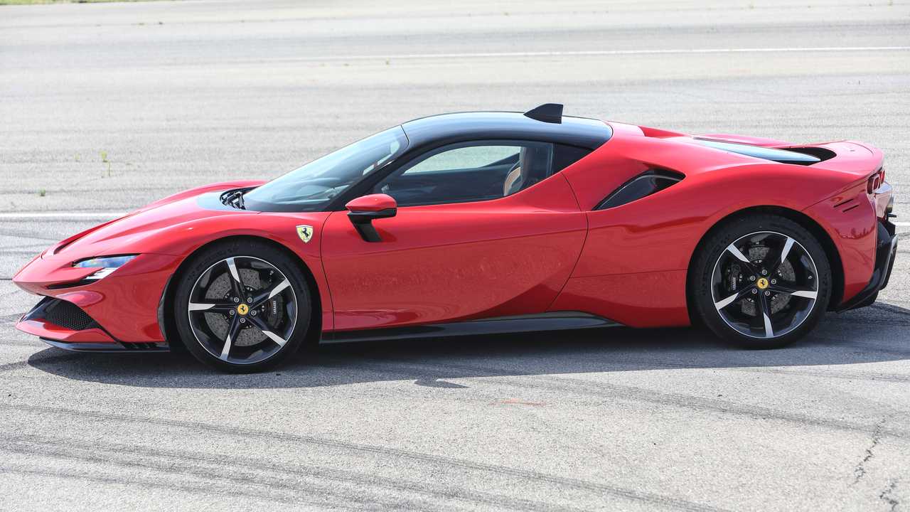 Pengiriman mobil hybrid Ferrari SF90 Stradale ditunda