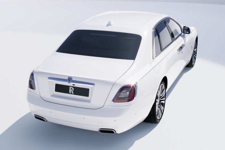All New Rolls-Royce Ghost dalam warna putih