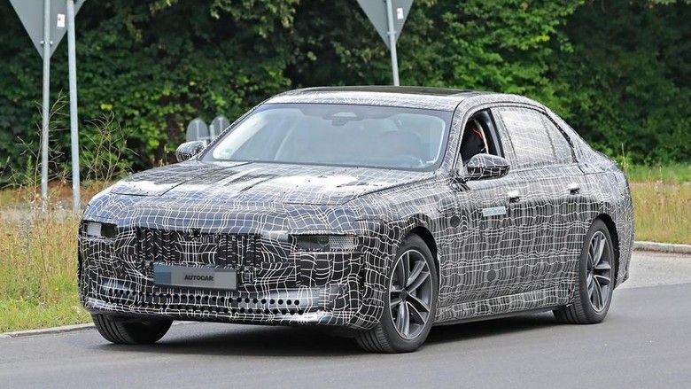 BMW tantang Mercedes-Benz EQS dengan i7