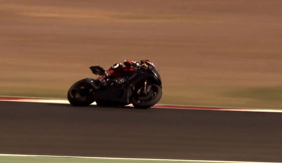 Pol Espargaro Memakai Motor Honda dengan Logo Ditutupi 3 Brad Binder KTM Yamaha R1 warna Hitam