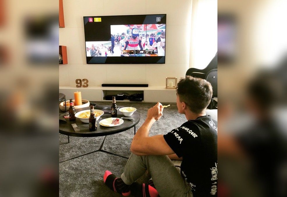 Saraf Radial Marc Marquez Terpengaruh? Absen 12 Bulan Lagi? 2 Marc Marquez nonton