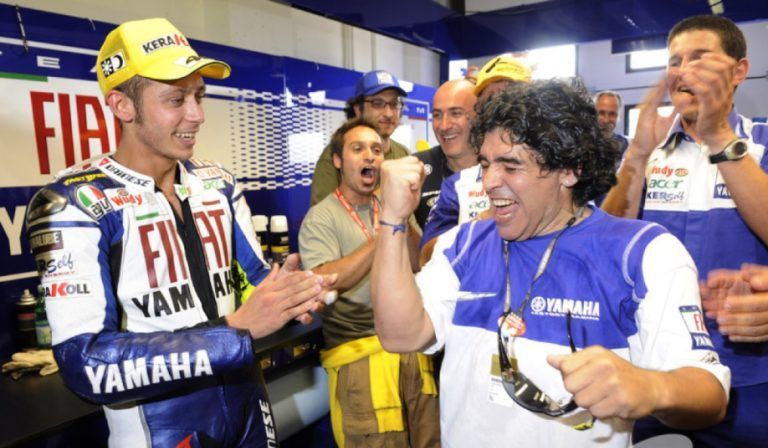 Maradona Pernah Mencium Tangan Rossi, Fans Mereka 'Satu Suku' 1 Maradona Rossi