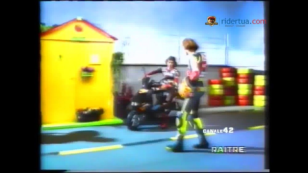 Video: Iklan Jadul Rossi Ini Bikin Vinales Tertawa! 1 Valentino Rossi- Loris Capirossi-MotoGP