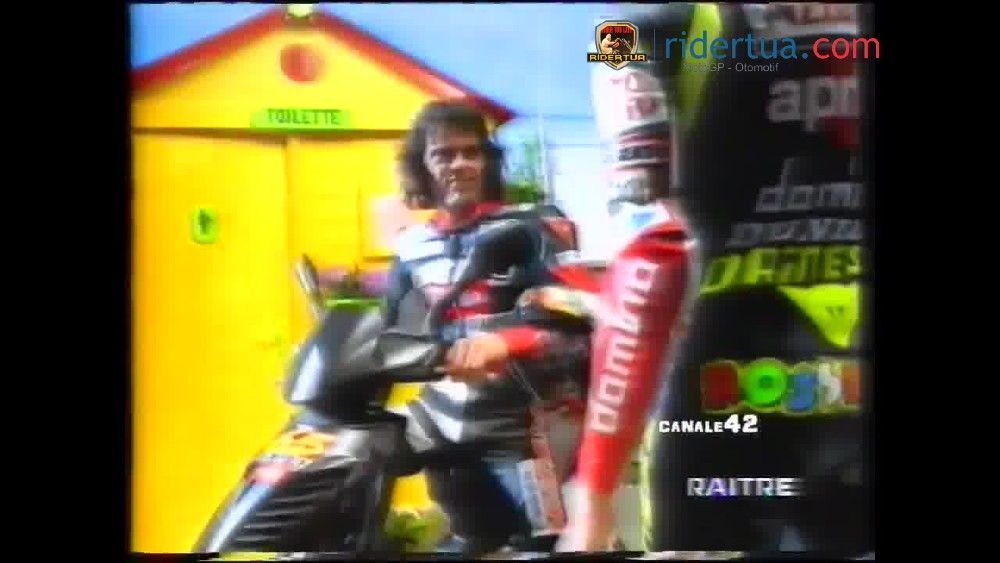 Video: Iklan Jadul Rossi Ini Bikin Vinales Tertawa! 2 Valentino Rossi Aprilia 2