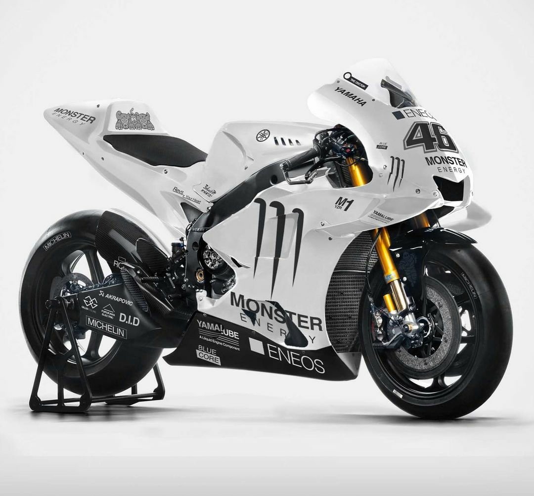Yamaha M1 Valentino Rossi Monster Energy White 1 Valentino Rossi Monster