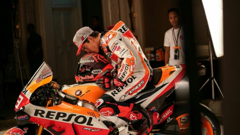 Marc Marquez Kiss 1
