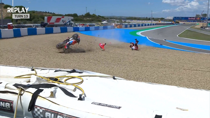 Tito Rabat Jatuh, Motornya Rusak, Masalah Ban atau Masalah Dia? 3 Tito Rabat crash