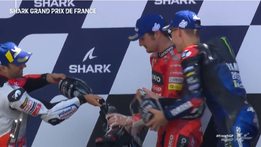 Hanya Sahabat yang Bisa Berbagi Minuman dari Sepatu 1 Miller Quartararo Zarco