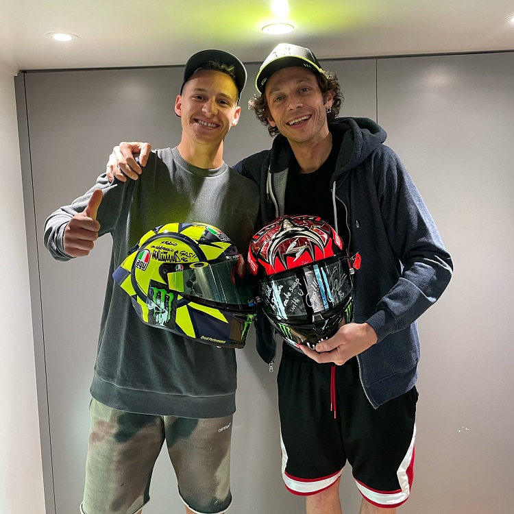 Rossi - Quartararo Bertukar Helm, Mahal Mana Ya Harganya? 1 Valentino Rossi Fabio Quartararo Helm