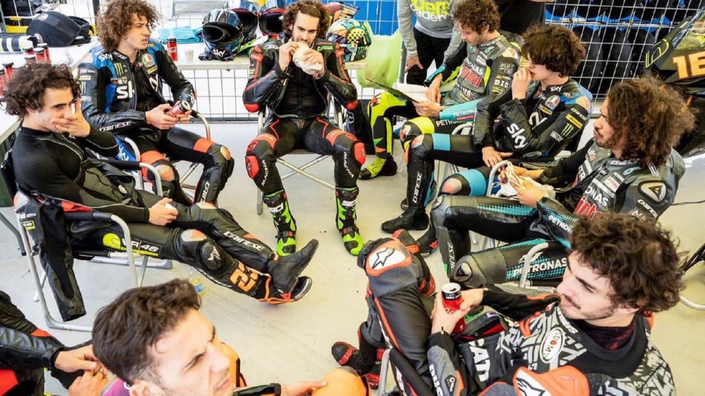 Valentino Rossi dan Duo Marco, Kenapa Rambut Keriting? 2 Valentino Rossi - VR46 Academy