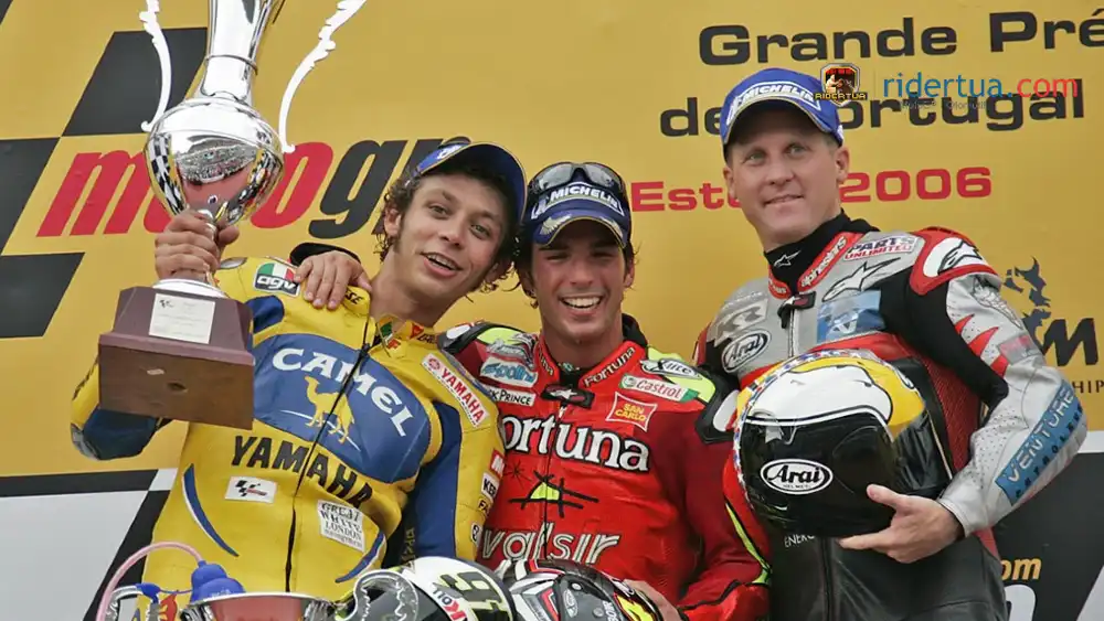 Toni Elias 'Kembali' ke Paddock dengan Baju Balap, Pernah Kalahkan Rossi 1 Valentino Rossi - Toni Elias- Kenny Roberts Jr