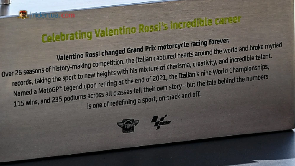 Ini Kalimat yang Tertulis di Trophy 46: Merayakan Karir Luar Biasa Valentino Rossi 1 Merayakan Karir Luar Biasa Valentino Rossi