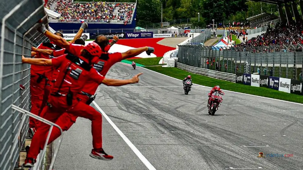 Pecco Bagnaia Mengabaikan 'Bisikan' Rossi, Akibatnya Menang Tipis! 2 Pecco Bagnaia Fabio Quartararo