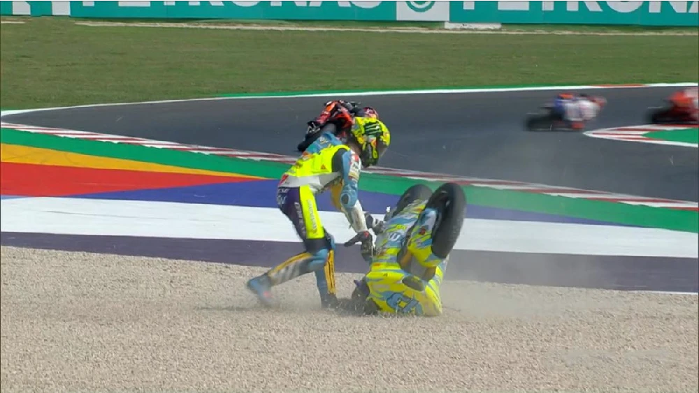 Marco Bezzecchi (Crash): Dikejutkan Manuver Maverick Vinales! 1 Marco Bezzecchi Crash 1