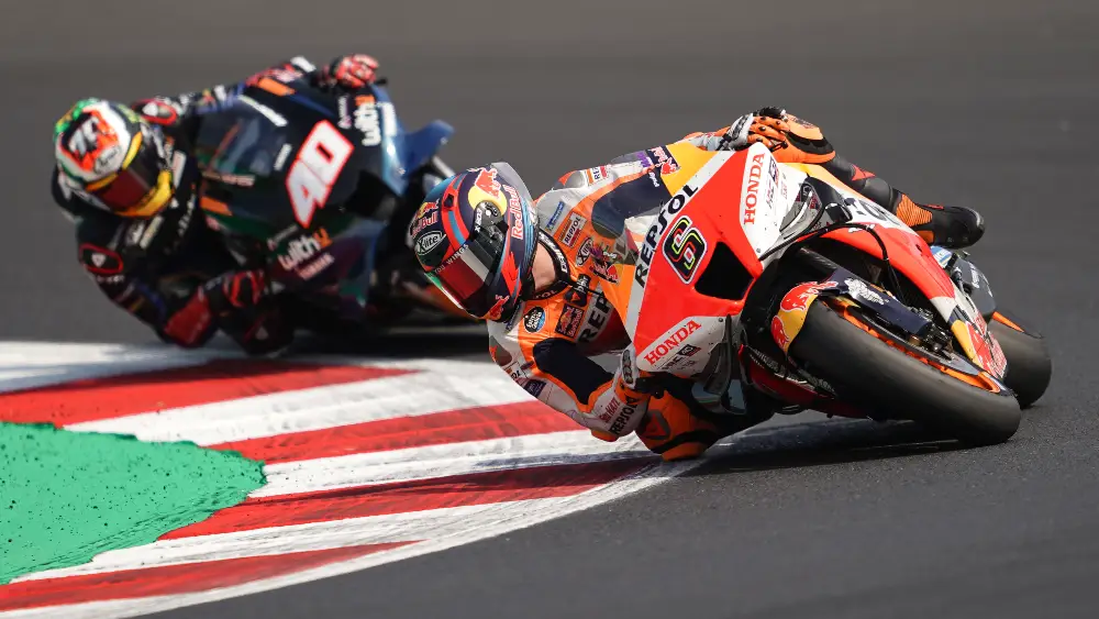 Stefan Bradl: Akhirnya Dapat Poin Juga! 2 Stefan Bradl 1