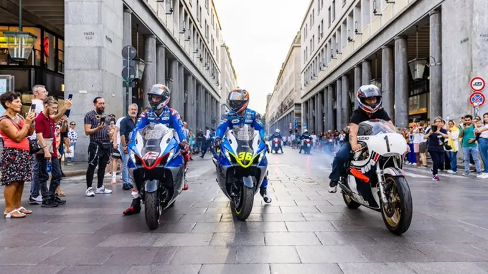 Suzuki Hayabusa MotoGP Parade Keliling Kota Tua Turin-Italia 1 Suzuki MotoGP