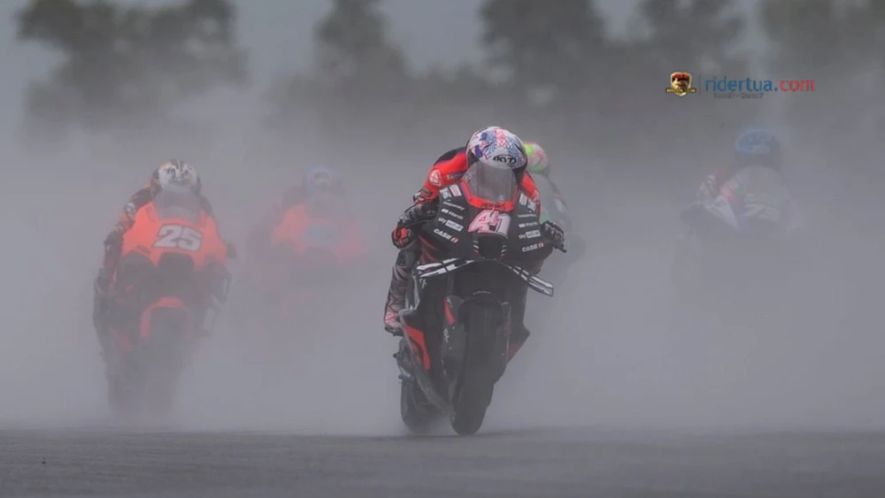 Maverick Vinales: Dengan Aprilia Saya Kuat di Wet Race, Beda dengan Yamaha? 1 Aleix Espargaro