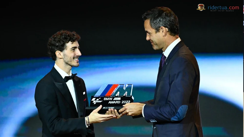 Pecco Bagnaia Menerima Hadiah Jam Tangan Tissot di FIM MotoGP Awards 1 Pecco Bagnaia 2