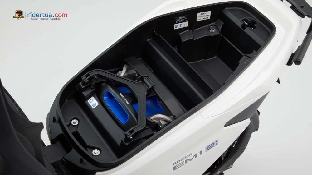 Honda EM1 e: Skuter Listrik 'Murah' dari Honda 2 Honda EM1 e Baterai
