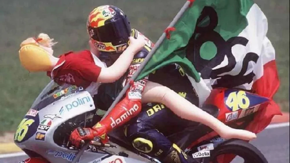 Valentino Rossi Memakai 'Sepatu Balap Bulu' di Sepang, Gokil! 1 Valentino Rossi - Claudia Schiffer doll