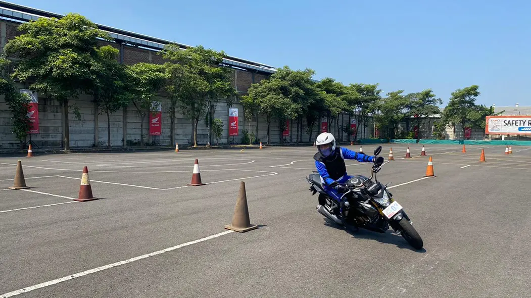 Inilah Teknik Jatuh dari Sepeda Motor dengan Aman 1 Honda Safety Riding