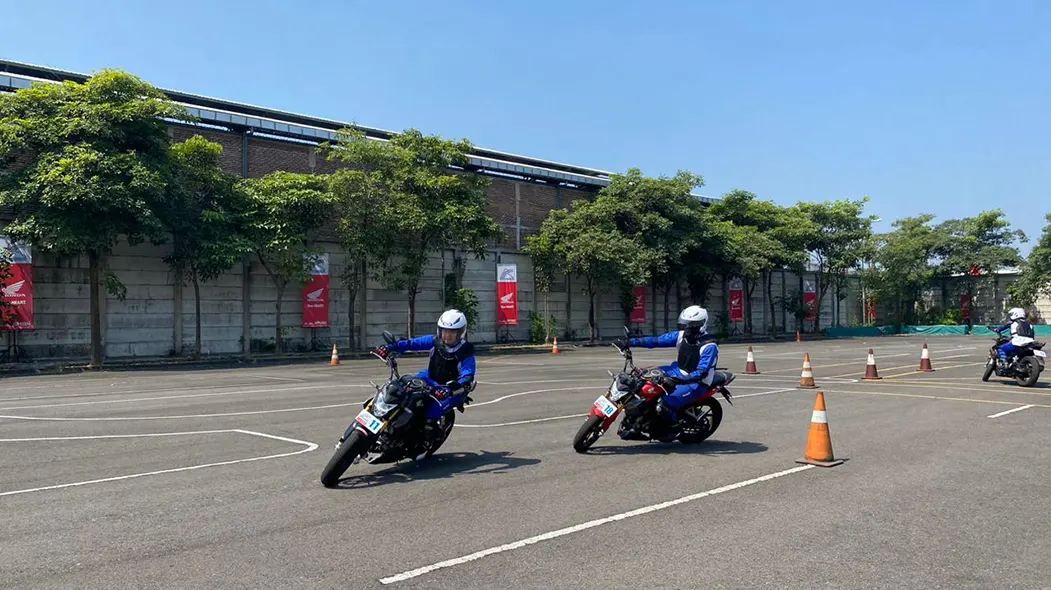 Inilah Teknik Jatuh dari Sepeda Motor dengan Aman 2 Honda Safety Riding