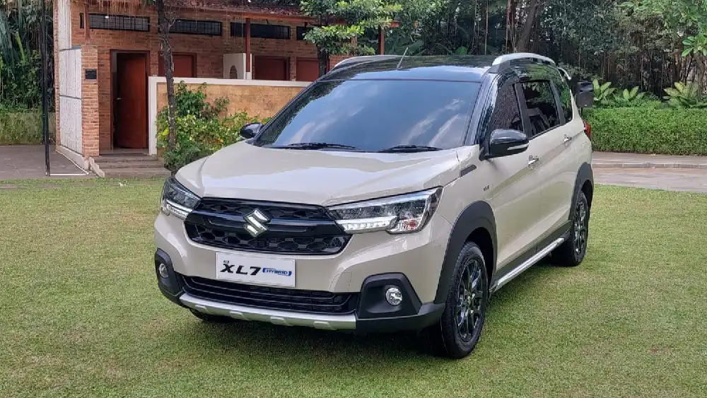 Suzuki XL7 Punya Fitur E-Mirror Touchscreen, Lebih Canggih? 1 Suzuki XL7 Hybrid 100KPJ