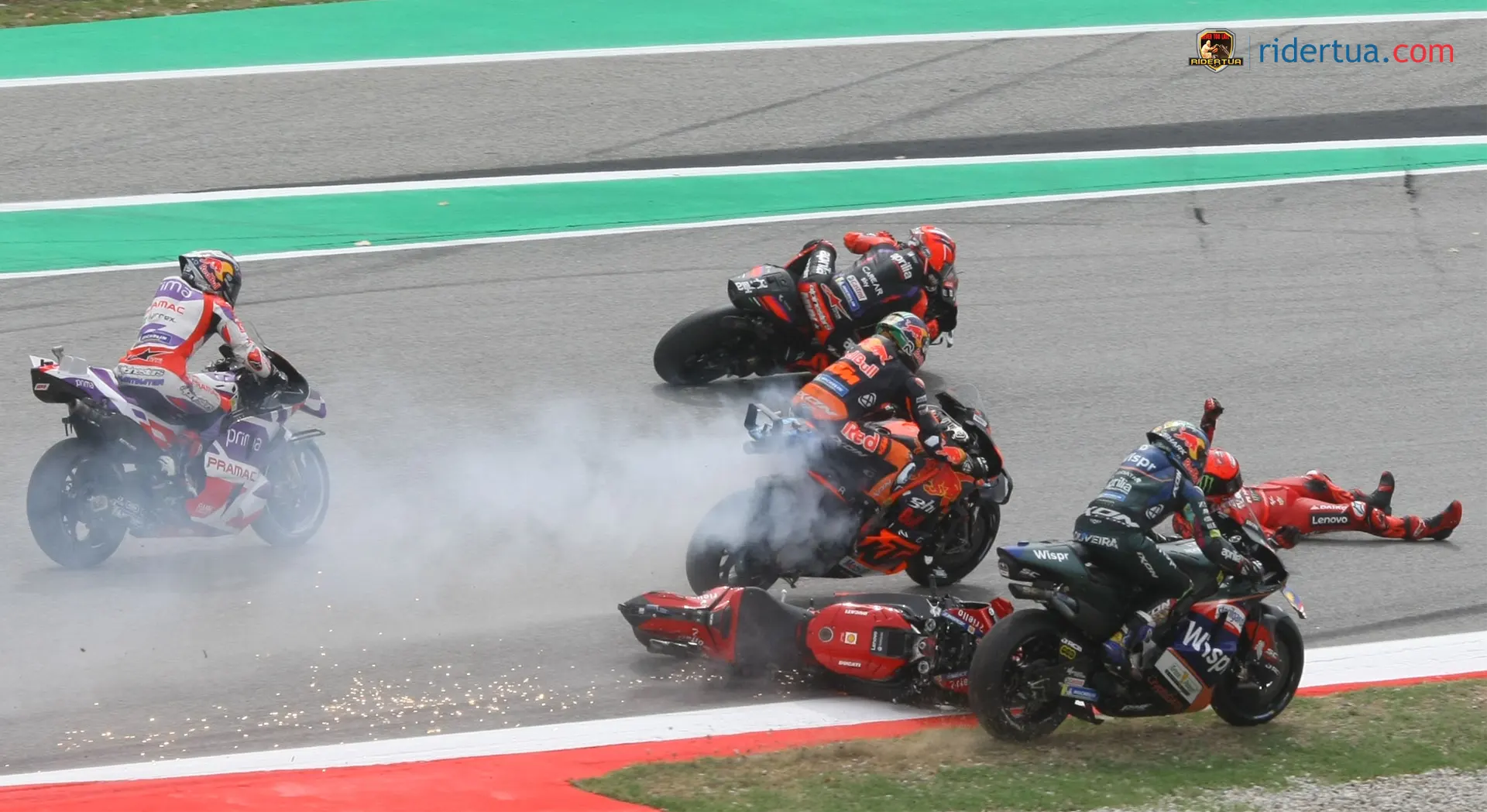 Pecco Bagnaia Menunggu Penjelasan Penyebab Crash dari Michelin 1 Pecco-Binder-Martin