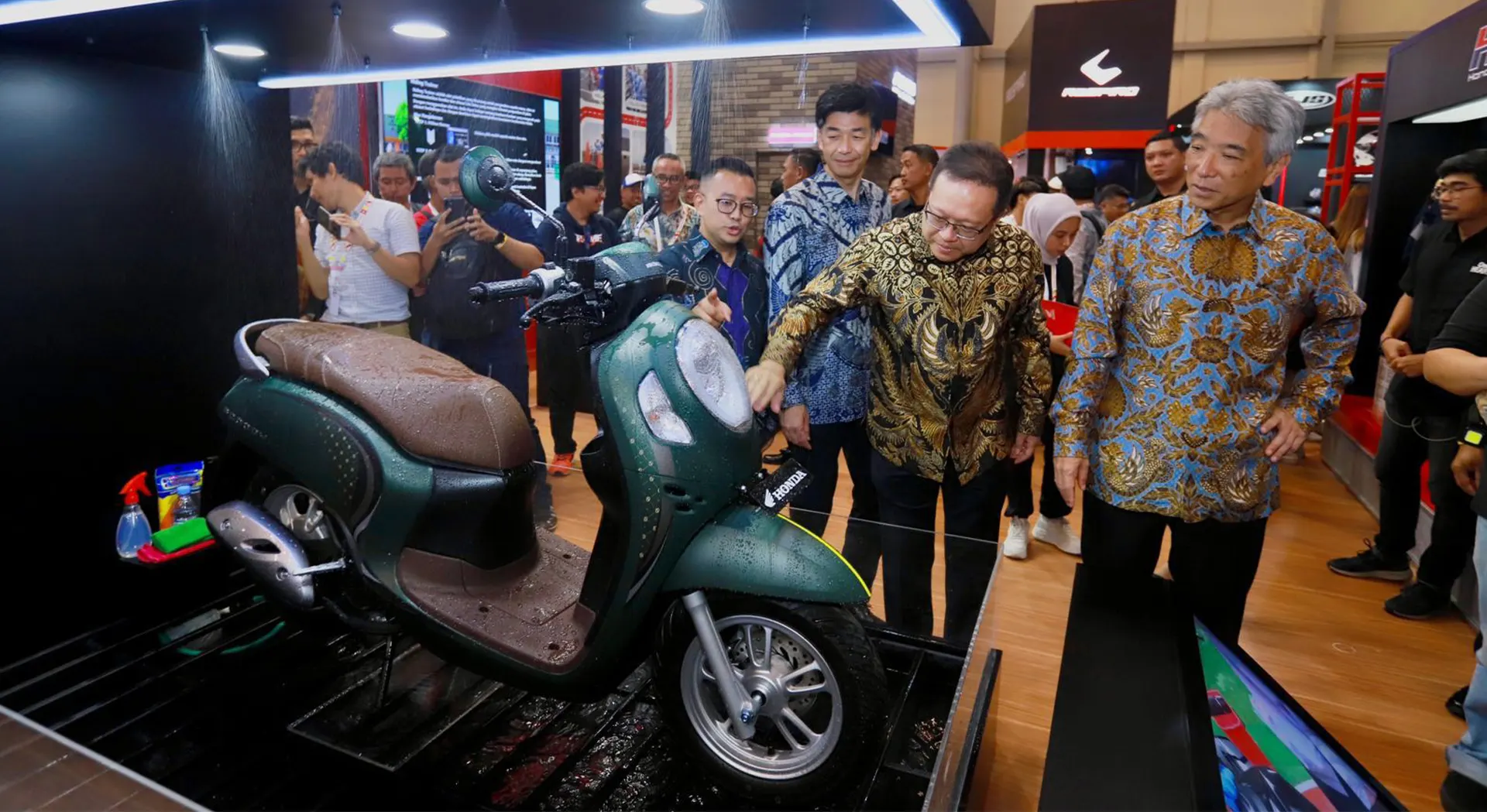 AHM Berikan Garansi Rangka Sampai 5 Tahun dan Merilis New Honda Scoopy! 2 AHM Berikan Garansi Rangka Sampai 5 Tahun dan Merilis New Honda Scoopy!