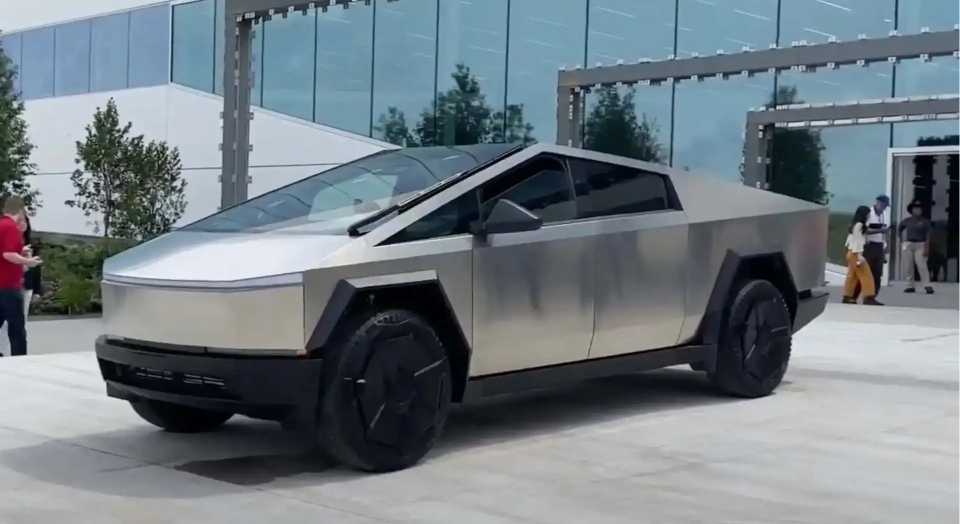 Tesla Cybertruck Sudah Mendarat di Indonesia! 1 Tesla Cybertruck Motor1