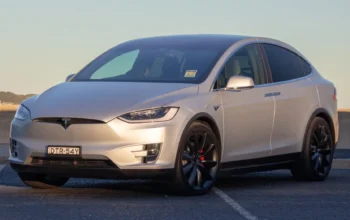 Tesla Bakal Kembangkan Pengisian Daya Mobil Listrik Tanpa Kabel?