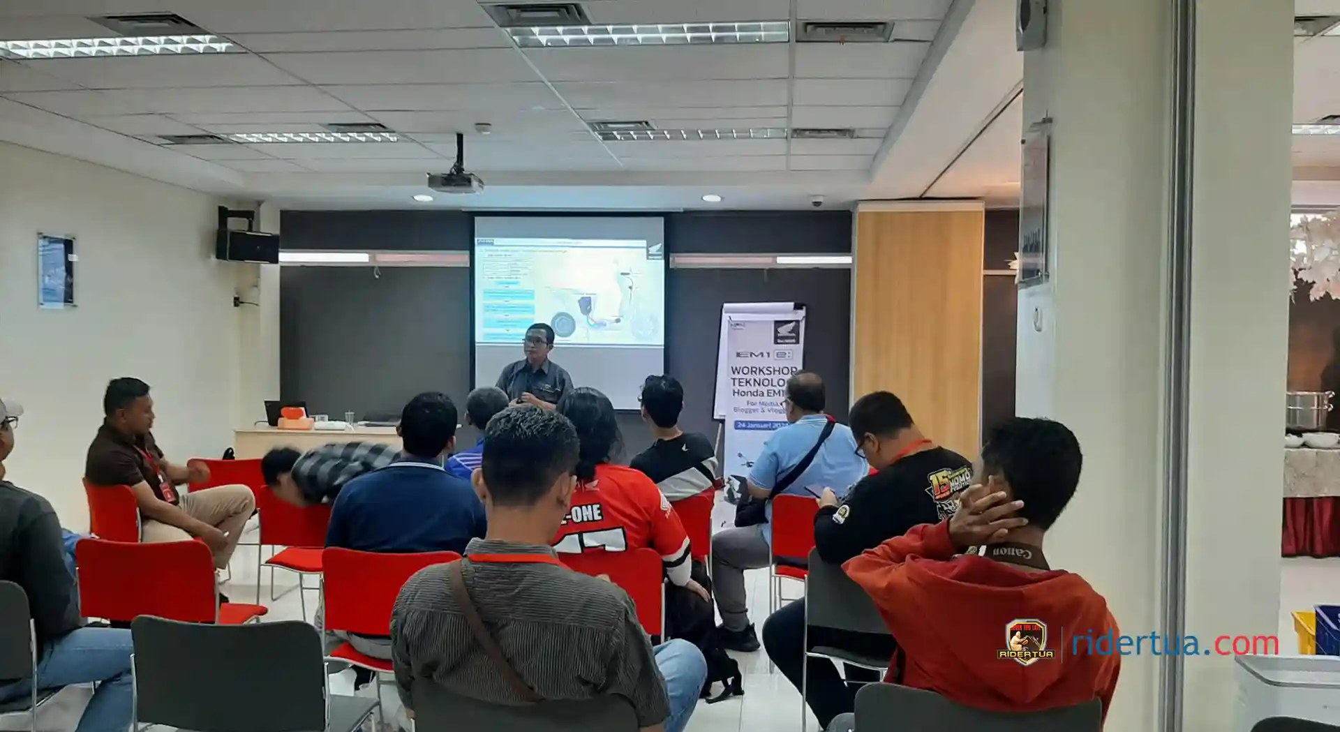 MPM Honda Jatim Gelar Workshop Teknologi Honda EM1 e: 1 MPM Honda Jatim Gelar Workshop Teknologi Honda EM1 e