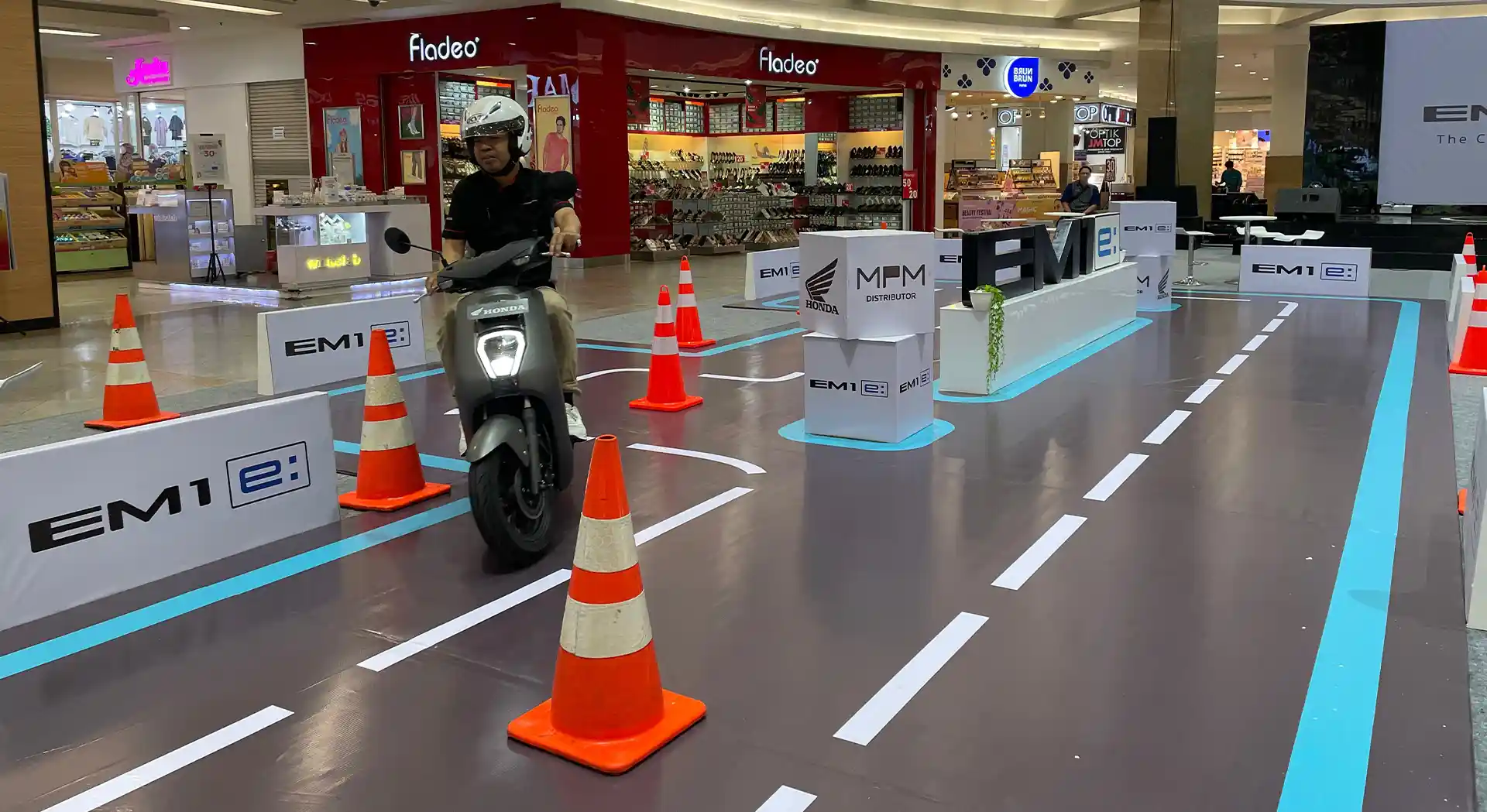Test Ride Motor Listrik Baru EM1 e: di Dalam Mall yang Diadakan Oleh MPM Honda Jatim 1 Test Ride Motor Listrik Baru EM1 e: di Dalam Mall yang Diadakan Oleh MPM Honda Jatim