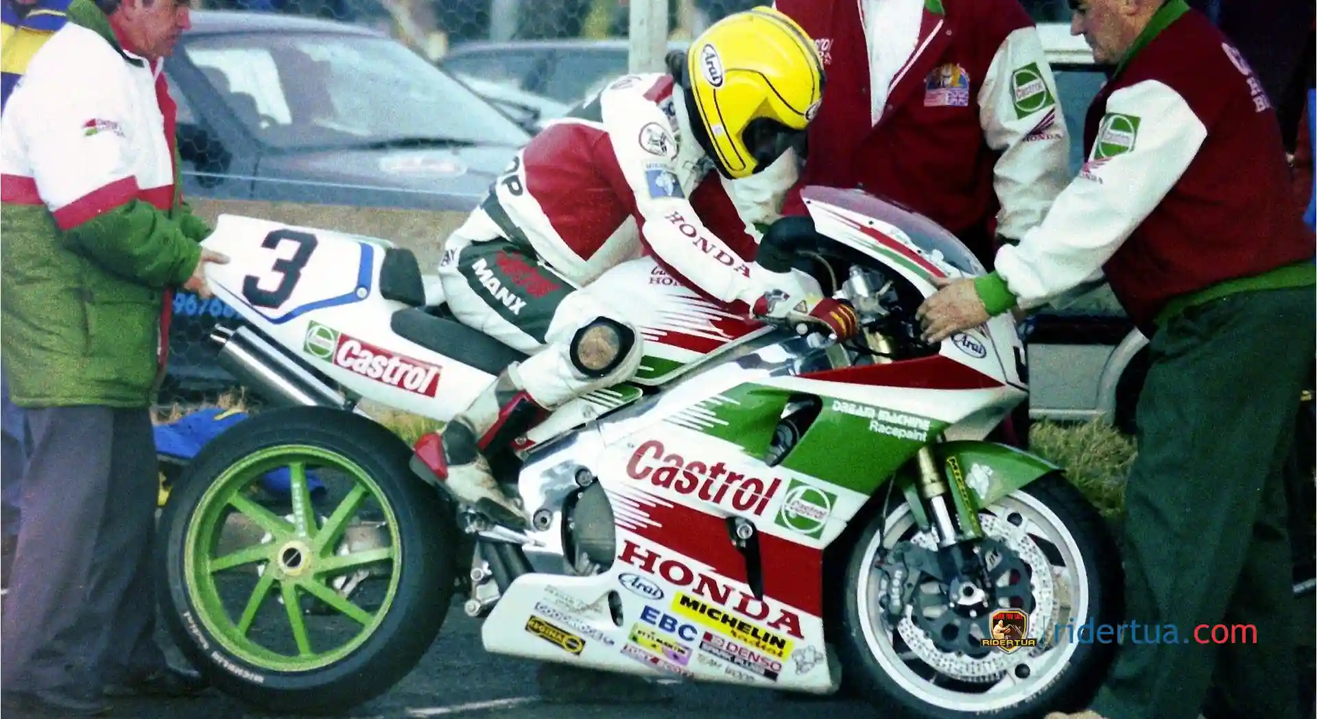 'Duel' Livery Castrol Versus Idemitsu di Tim LCR 1 Castrol Joey Dunlop Honda RC30
