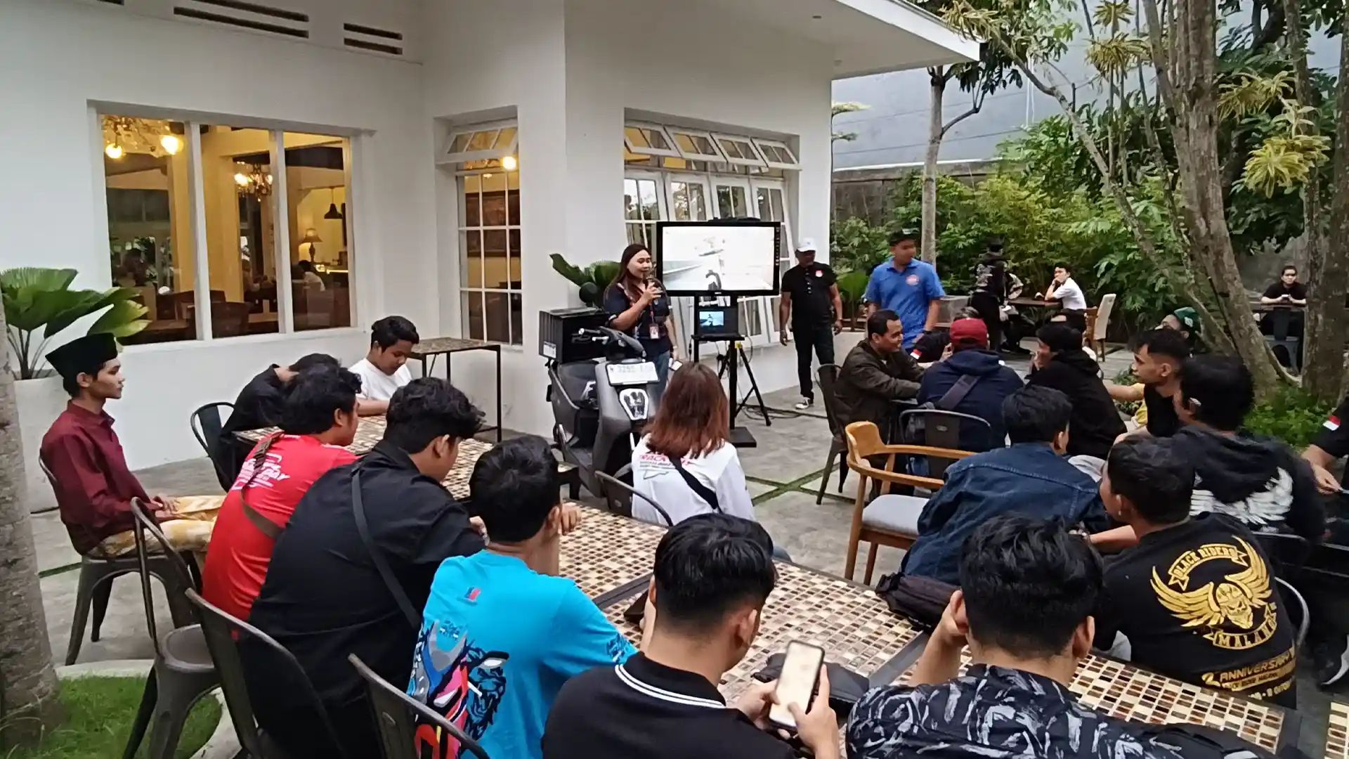 CBR250RR Community Attends MONALISA Activities to Spread Kindness and Try the Honda EM1 e: 1 CBR250RR Community Attends MONALISA Activities to Spread Kindness and Try the Honda EM1 e:
