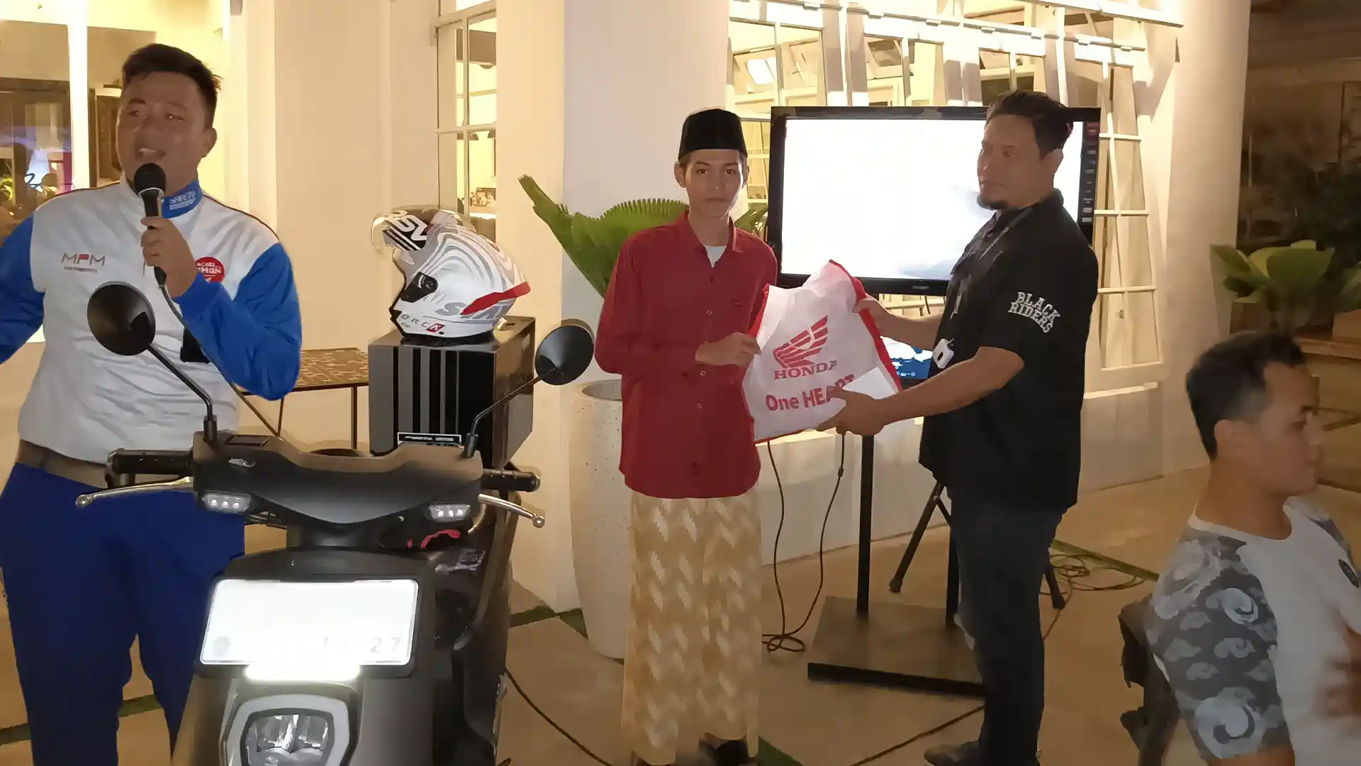 CBR250RR Community Attends MONALISA Activities to Spread Kindness and Try the Honda EM1 e: 2 CBR250RR Community Attends MONALISA Activities to Spread Kindness and Try the Honda EM1 e: