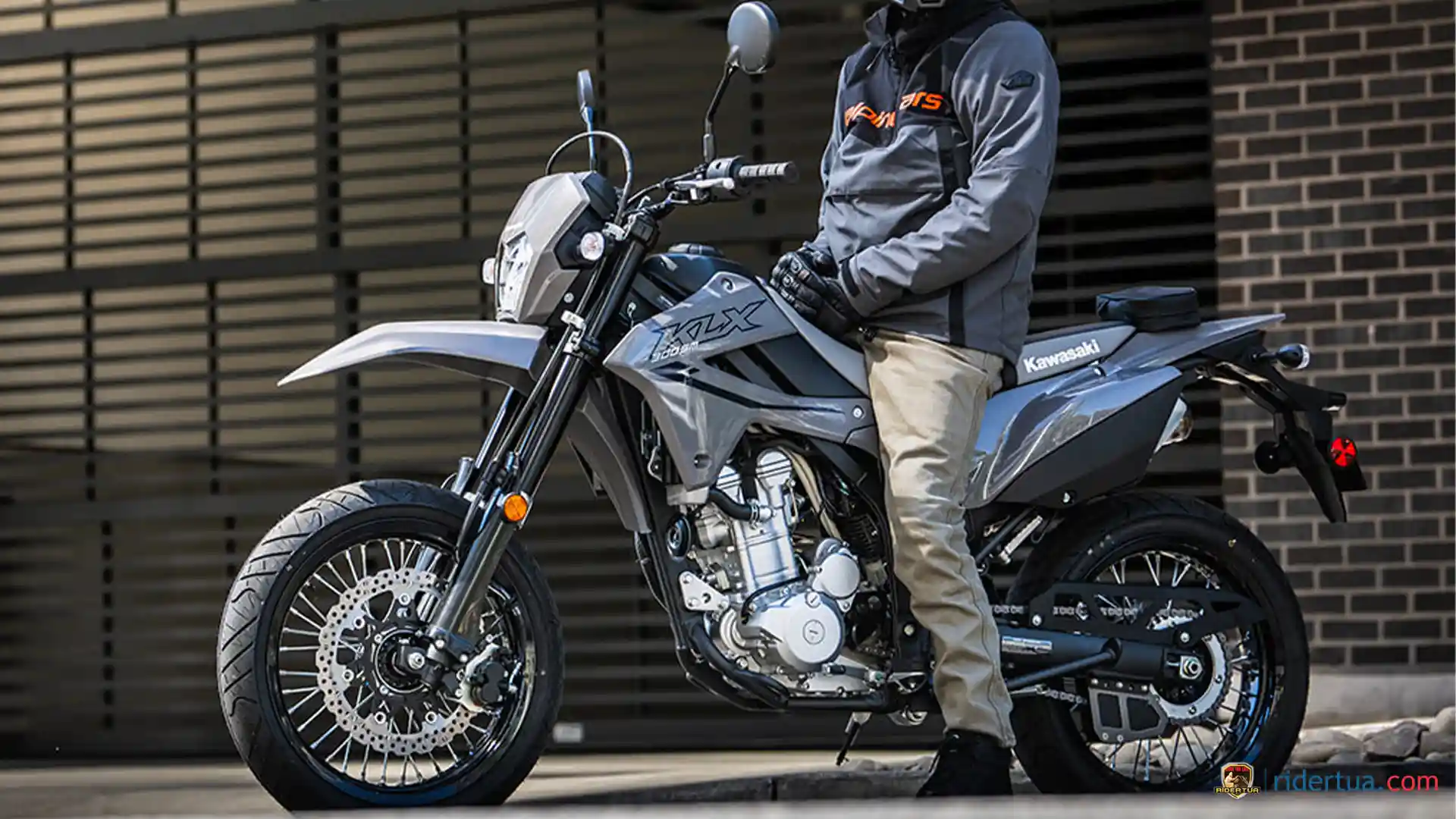 Model Tahun 2025 Trail Kawasaki KLX300 dan KLX300SM, Ada Warna Baru 1 Model Tahun 2025 Trail Kawasaki KLX300 dan KLX300SM, Ada Warna Baru
