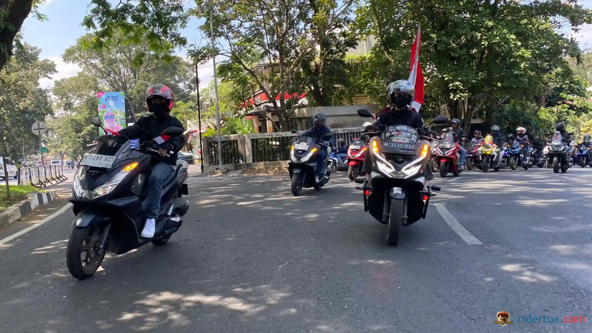 Rayakan Hari Kemerdekaan, Para Bikers Honda PCX Lakukan "Convoy Merdeka" 1 Rayakan Hari Kemerdekaan, Para Bikers Honda PCX Lakukan "Convoy Merdeka"