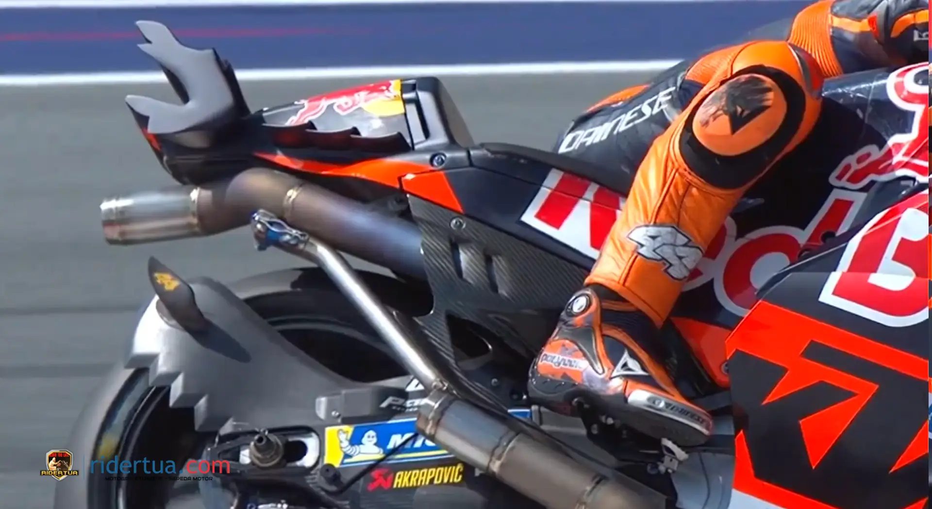 KTM Memasang Winglet Radikal Pada Swingarm Pol Espargaro 1 KTM RC-16 New Aero 2024 Austria