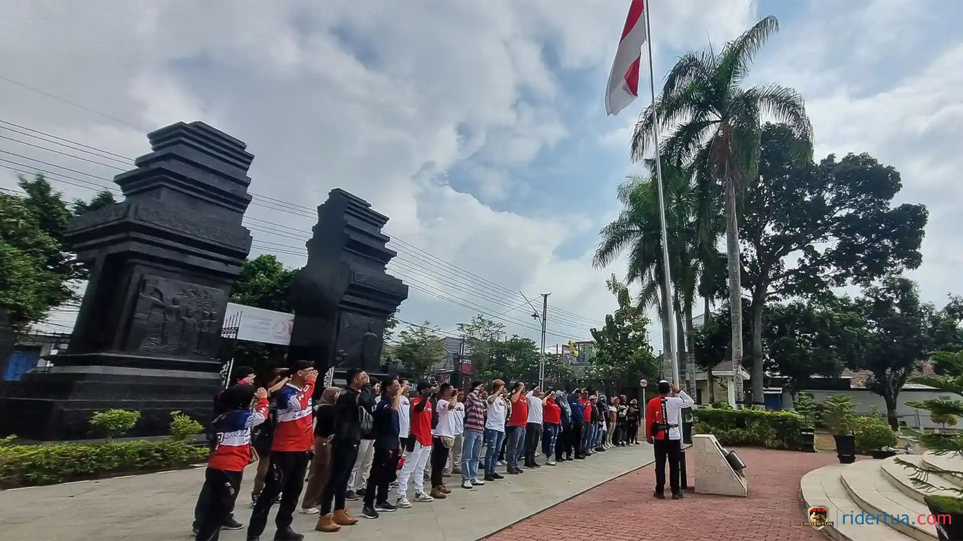 Dengan Semangat Kemerdekaan, Ratusan Bikers Honda PCX Jalani "Convoy Merdeka" 1 Dengan Semangat Kemerdekaan, Ratusan Bikers Honda PCX Jalani "Convoy Merdeka"