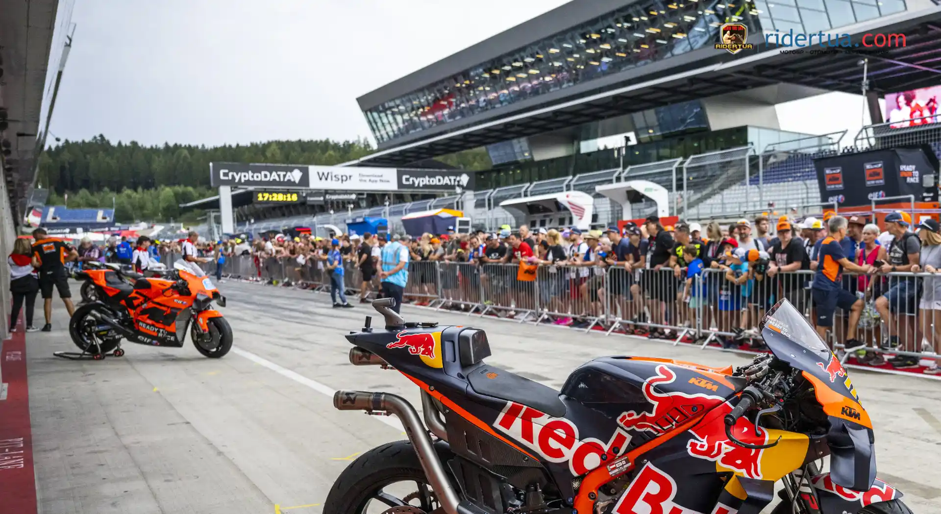Insiden Motor 'Nyelonong' di Garasi Aprilia di MotoGP Misano 2 MotoGP Pit Lane